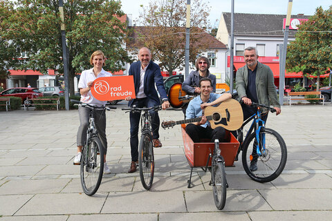 Freuen sich auf die Premiere Radfreude Konzerttour durchs Burgenland – v.l.: DI Christine Zopf-Renner, Leiterin der Mobilitätszentrale Burgenland, Mag. Peter Zinggl, Gesamtverkehrskoordinator Burgenland, Steve Smith (hi, mit Brille) und Tom Oriovics von der Band „The Blamphins“, LR Mag. Heinrich Dorner
