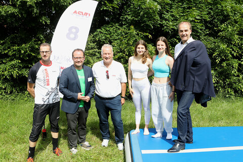 Im Zuge des Dorffestes wurde auch der ASVÖ Familiensporttag durchgeführt. Landesrat Dr. Leonhard Schneemann (r.) besuchte dabei auch eine Station und führte Gespräche mit ASVÖ Burgenland-Präsident Ing. Robert Zsifkovits (3.v.l.).