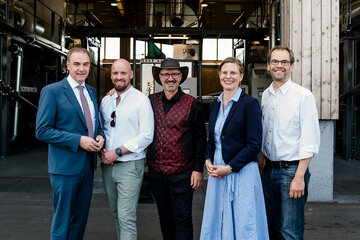 Landeshauptmann-Stellvertreterin Mag.a Anja Haider-Wallner (2.v.r.), Landesrat Dr. Leonhard Schneemann (l.) und Landtagsabgeordneter Wolfgang Spitzmüller (r.) mit den beiden Geschäftsführern von Sonnenerde Riedlingsdorf, CEO Gerald Dunst (Mitte) und CEO Dominik Dunst (2.v.l.).