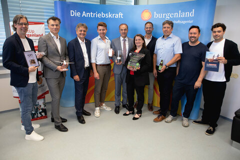 Landesrat Dr. Leonhard Schneemann, Geschäftsführer Mag. Michael Gerbavsits und Leiter Mag. Martin Trink mit den neuen Unternehmen des Burgenlandes.