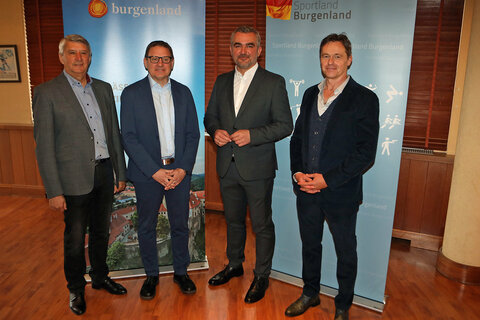 Landesrat Mag. Heinrich Dorner (2.v.r.) mit Geschäftsführer Univ.-Prof. Dipl-Ing. Dr. Gerald Goger (LIB), Bürgermeister Vinzenz Knor und Geschäftsführer Mag. Toni Beretzki (Sport Burgenland GmbH) (v.l.) im Aktivpark Güssing.