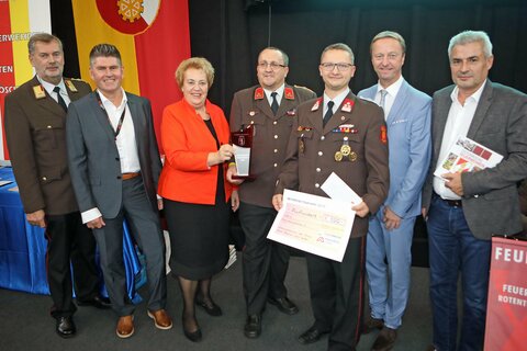 Landesfeuerwehrkommandant Alois Kögl, Landtagspräsidentin Verena Dunst (v.l.) und Landeshauptmann-Stellvertreter Johann Tschürtz (2.v.r.) mit Bürgermeister Günter Valika (r.) und Mitgliedern der Feuerwehr.