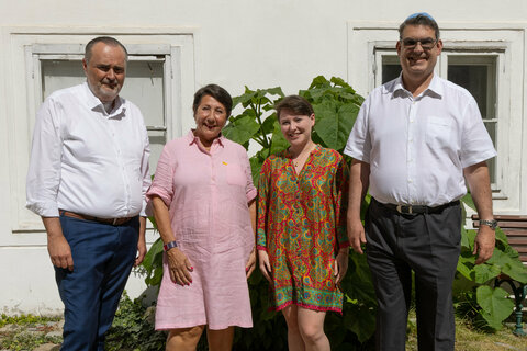Landeshauptmann Hans Peter Doskozil beim Besuch im Österreichischen Jüdischen Museum in Eisenstadt mit Claudia Prutscher, Vizepräsidentin der Israelitischen Kultusgemeinde (IKG) Wien und Präsidentin des Vereins „Österreichisches Jüdisches Museum in Eisenstadt“, Museums-Geschäftsführerin Esther Heiss und dem Präsidenten der Israelitischen Kultusgemeinde Wien, Oskar Deutsch (v.l.).