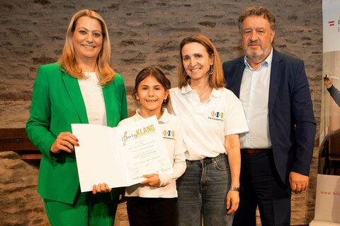 Bildungslandesrätin Daniela Winkler überreichte gemeinsam mit Bildungsdirektor Alfred Lehner die Urkunde an die teilnehmenden Schulchöre.