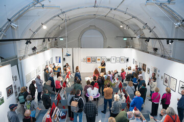 Der Grafik-Kunstmarkt X-PRESS BURGENLAND mit Werken von über 100 Künstlerinnen und Künstlern findet heuer erstmals an zwei burgenländischen Schauplätzen statt (Archivbilder von der Eröffnung X-PRESS Burgenland in Wien am 14. November 2024)