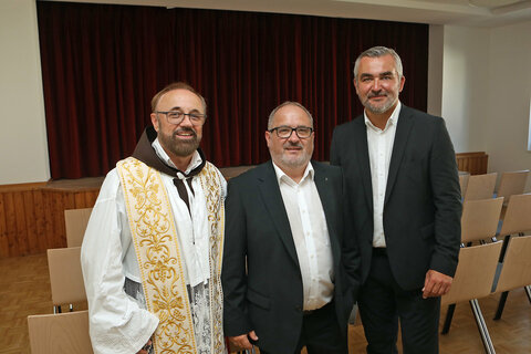 Pfarrmoderator MMag. Bozidar Blazevic OFM (Franziskaner) mit Bürgermeister Christian Balogh und Landesrat Mag. Heinrich Dorner (v.l.) im neuen Veranstaltungssaal der Gemeinde Nikitsch.