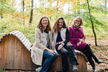Landeshauptmann-Stellvertreterin Anja Haider Wallner mit Sigrid Weinzinger und Mariella Baldauf bei der “Pannonische Ruhebilder Wanderstation”