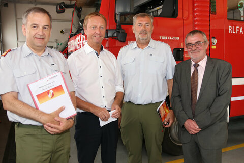 Jurist Thomas Schindler vom Landesfeuerwehrverband, Landeshauptmann-Stellvertreter und Feuerwehrreferent Johann Tschürtz, Landesfeuerwehrkommandant Alois Kögl und Erich Hahnenkamp, der Leiter des Hauptreferats Sicherheit der Landesregierung. 