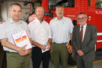 Jurist Thomas Schindler vom Landesfeuerwehrverband, Landeshauptmann-Stellvertreter und Feuerwehrreferent Johann Tschürtz, Landesfeuerwehrkommandant Alois Kögl und Erich Hahnenkamp, der Leiter des Hauptreferats Sicherheit der Landesregierung. 