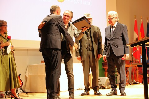 Landeshauptmann Hans Peter Doskozil gratuliert dem burgenländischen Komponisten, Dirigenten und Musiker Christian Kolonovits zu der Auszeichnung „Eurostar“.