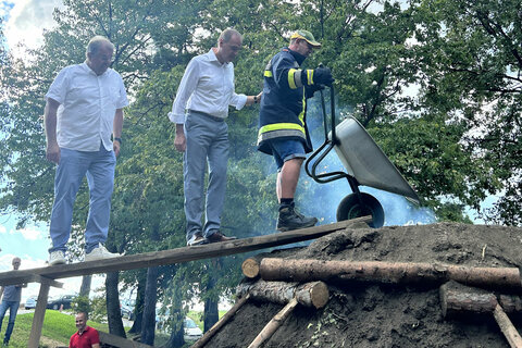 Landesrat Dr. Leonhard Schneemann bei der Entzündung des Kohlenmeilers in Oberkohlstätten.