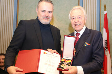 Landeshauptmann Hans Peter Doskozil überreichte das Komturkreuz mit Stern an KS Prof. Harald Serafin.