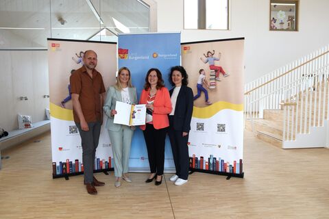 Bildungslandesrätin Daniela Winkler, Daniel Karacsonyi, Projektkoordinator und Christine Schlaffer, SQM für Oberpullendorf bei der Übergabe des Lesegütesiegels.