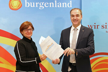 Landesrat Leonhard Schneemann und Brigitte Juraszovich, Gesundheit Österreich GmbH (GÖG), präsentierten eine Personalbedarfsprognose für den Pflegebereich