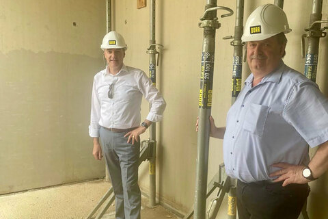 Soziallandesrat Dr. Leonhard Schneemann informierte sich vor Ort über den aktuellen Baufortschritt des Altenwohn- und Pflegeheimes in Redlschlag.