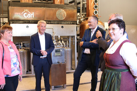 Landeshauptmann Hans Peter Doskozil bei der Besichtigung der Destillerie im Puchas Genusszentrum Kukmirn.