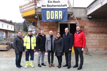 Landesrat Leonhard Schneemann, Bürgermeister Roman Jandrisevits mit der Vertreterin und den Vertretern von SOWO - So Wohnt Burgenland GmbH, der Firma Porr und der Volkshilfe.