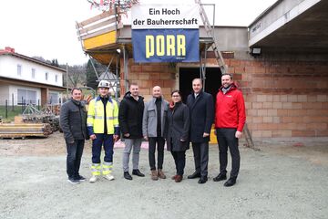 Landesrat Leonhard Schneemann, Bürgermeister Roman Jandrisevits mit der Vertreterin und den Vertretern von SOWO - So Wohnt Burgenland GmbH, der Firma Porr und der Volkshilfe.