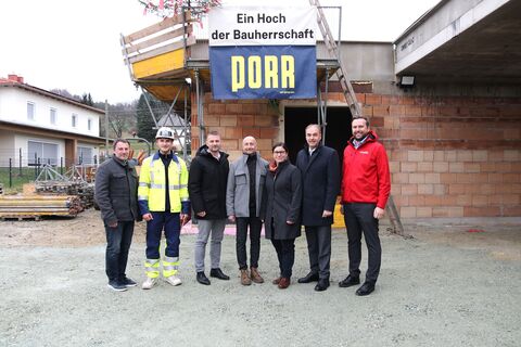 Landesrat Leonhard Schneemann, Bürgermeister Roman Jandrisevits mit der Vertreterin und den Vertretern von SOWO - So Wohnt Burgenland GmbH, der Firma Porr und der Volkshilfe.