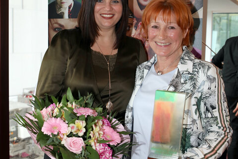 Frauenlandesrätin Mag.a  Astrid Eisenkopf mit der Preisträgerin Christa Prets