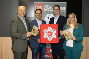 Familienlandesrätin Mag.a (FH) Daniela Winkler mit LSZ-Dienststellenleiter Ing. Markus Halwax, MBA (l.), LSZ-Leitstellenleiter Mario Promintzer, MSc, MBA (2.v.r.), und LSZ-Technikleiter Nikolaus Tittler, MBA (2.v.l.)