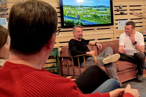 Burgenland Tourismus-CMO Kurt Kaiser stellt das Urlaubsland Burgenland im Talk-Format „Basislager“ dem Publikum und Moderator Ole Zimmer bei der CMT Stuttgart vor.