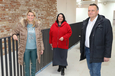 Landesrätin Daniela Winkler überzeugte sich gemeinsam mit Bürgermeister Gerhard Dreiszker und Volksschuldirektorin Edith Novak vom Baufortschritt