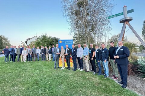 Landesrat Dr. Leonhard Schneemann begrüßte zahlreiche Unternehmensvertreterinnen und Unternehmensvertreter beim Wirtschaftsstammtisch in Eltendorf.