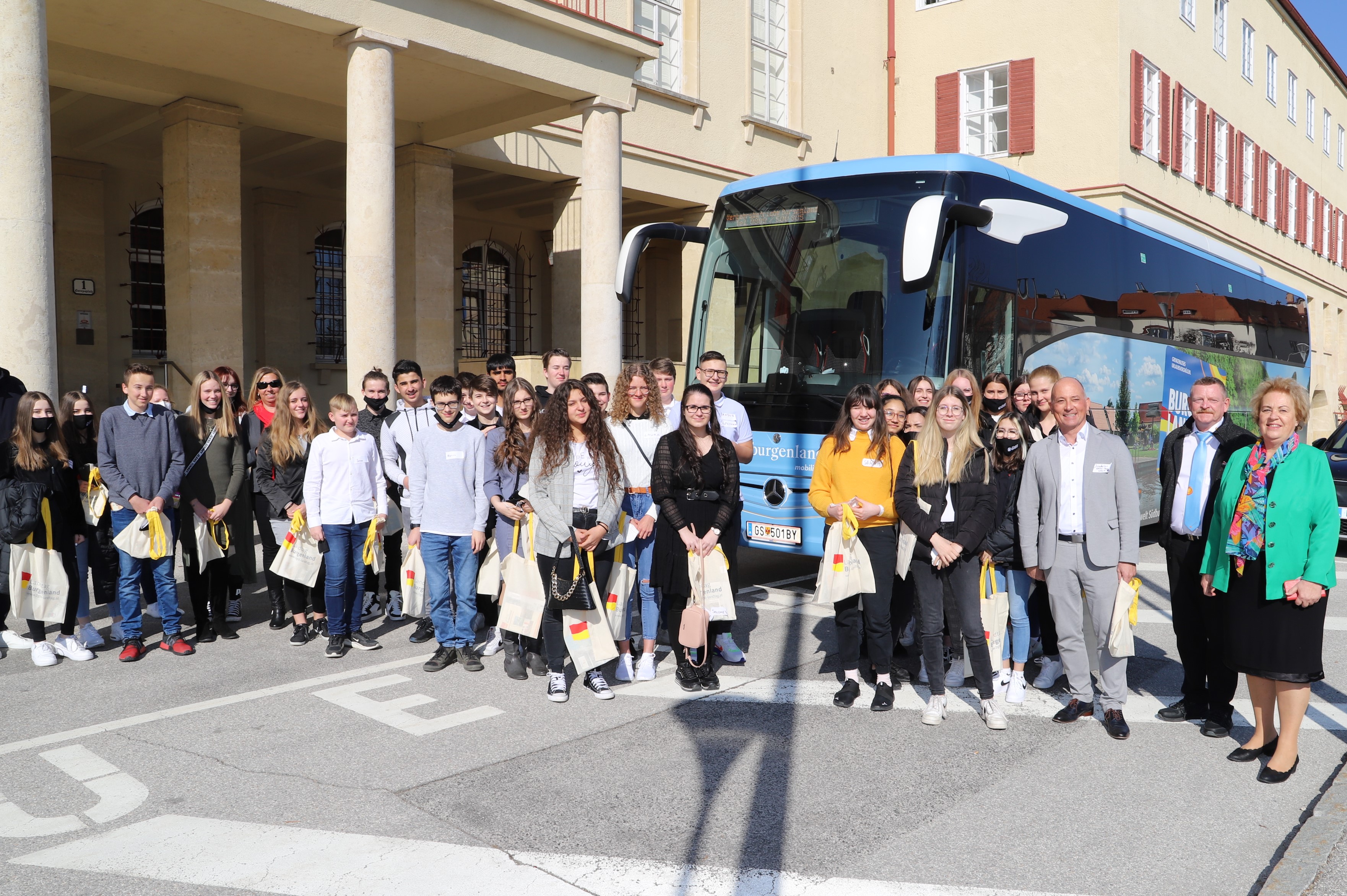 Landtagspräsidentin Verena Dunst mit jenem Fahrer des Südburgenland-Busses, der die Schülerinnen und Schüler heute ins Eisenstädter Landhaus brachte und der Schulleiter der EMS Oberwart, Hans-Peter Wolf (v.r.n.l.) gemeinsam mit den Schülerinnen und Schülern;