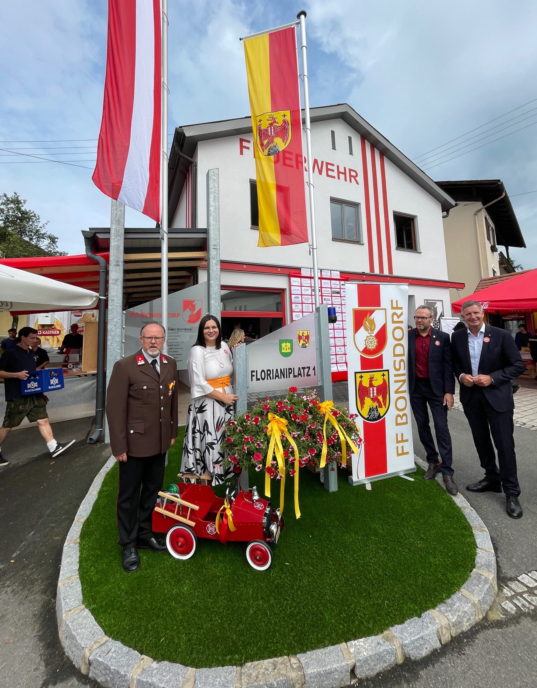 Bonisdorfs Feuerwehr-Kommandant Hauptlöschmeister (HLM) Rudolf Rogatsch, Landeshauptmann-Stellvertreterin Mag.a Astrid Eisenkopf, Bürgermeister Reinhard Jud-Mund und Landtagsabgeordneter Ewald Schnecker (v.l.) vor dem Florianiplatz1 beim Feuerwehrhaus im Ortsteil Bonisdorf der Gemeinde Neuhaus am Klausenbach.
