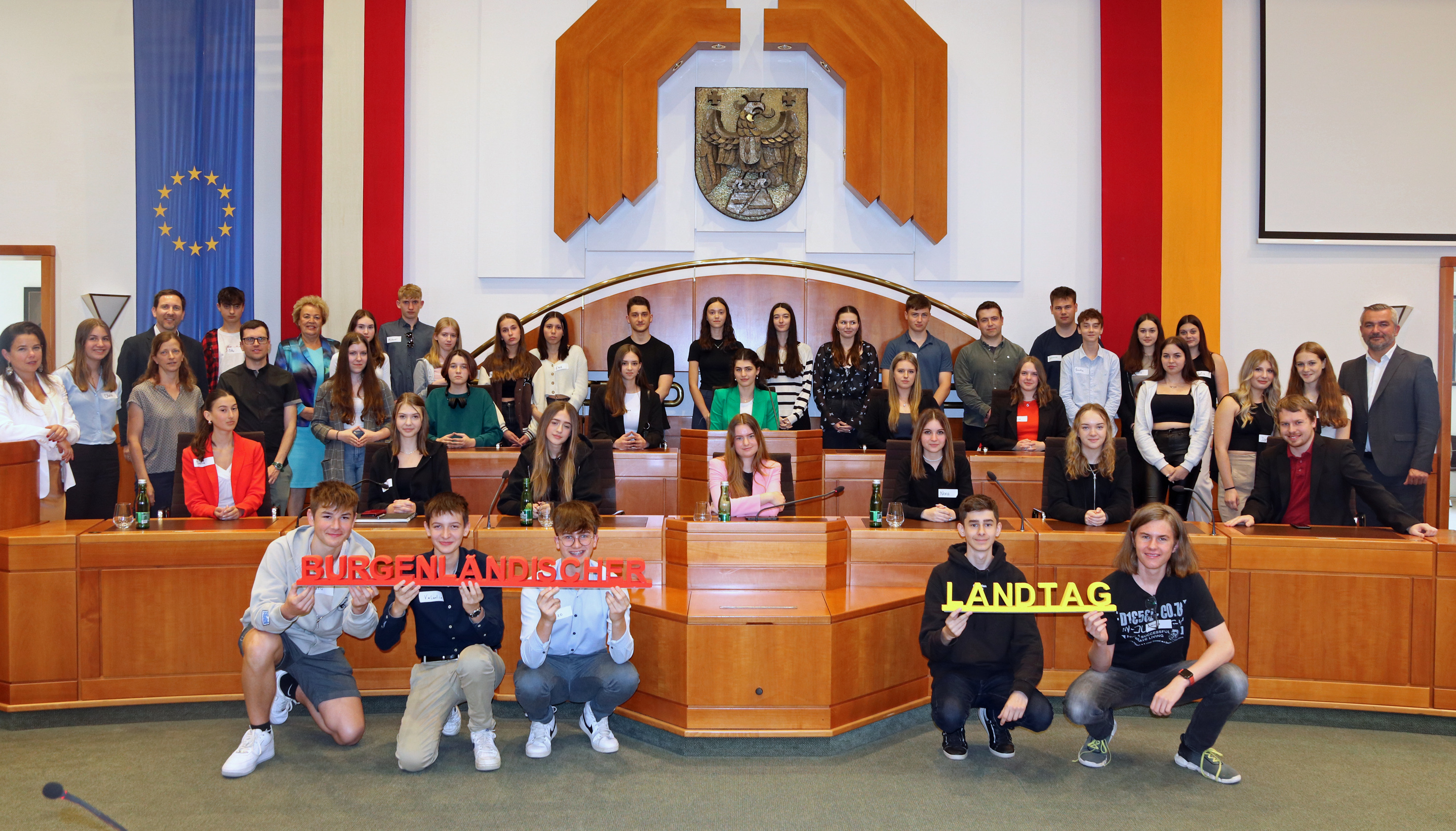 Landesrat Mag. Heinrich Dorner, Landtagspräsidentin Verena Dunst, DDr.in Barbara Glück vom Mauthausen Memorial und Auslandsdiener Jonathan Dorner mit den Schülerinnen und Schülern der „Fit4future“-Klassen des BG/BRG/BORG Oberpullendorf sowie ihren Lehrkräften im Landtagssitzungssaal.