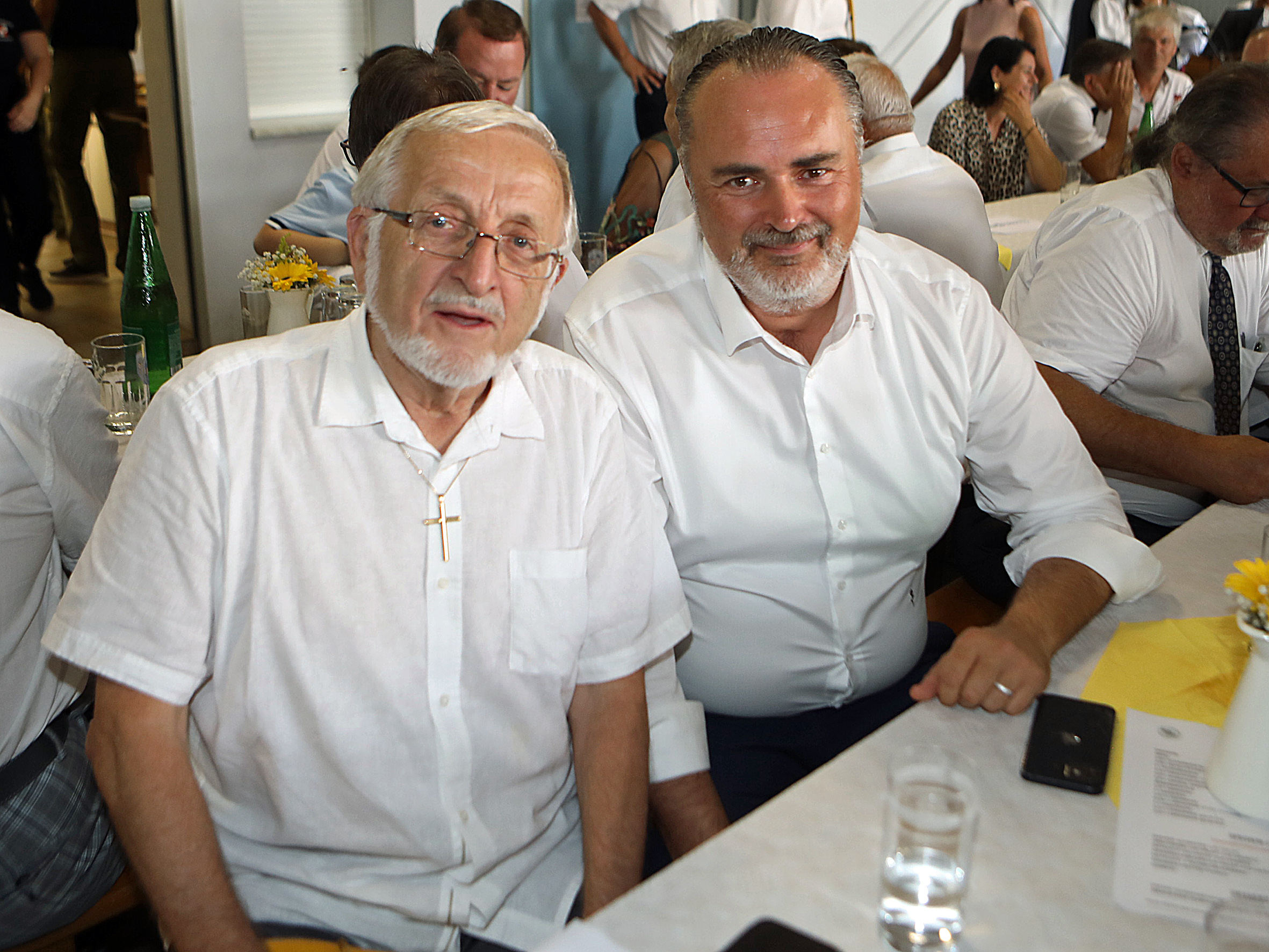 Landeshauptmann Hans Peter Doskozil im Gespräch mit Pfarrer Branko Kornfeind (v.r.).