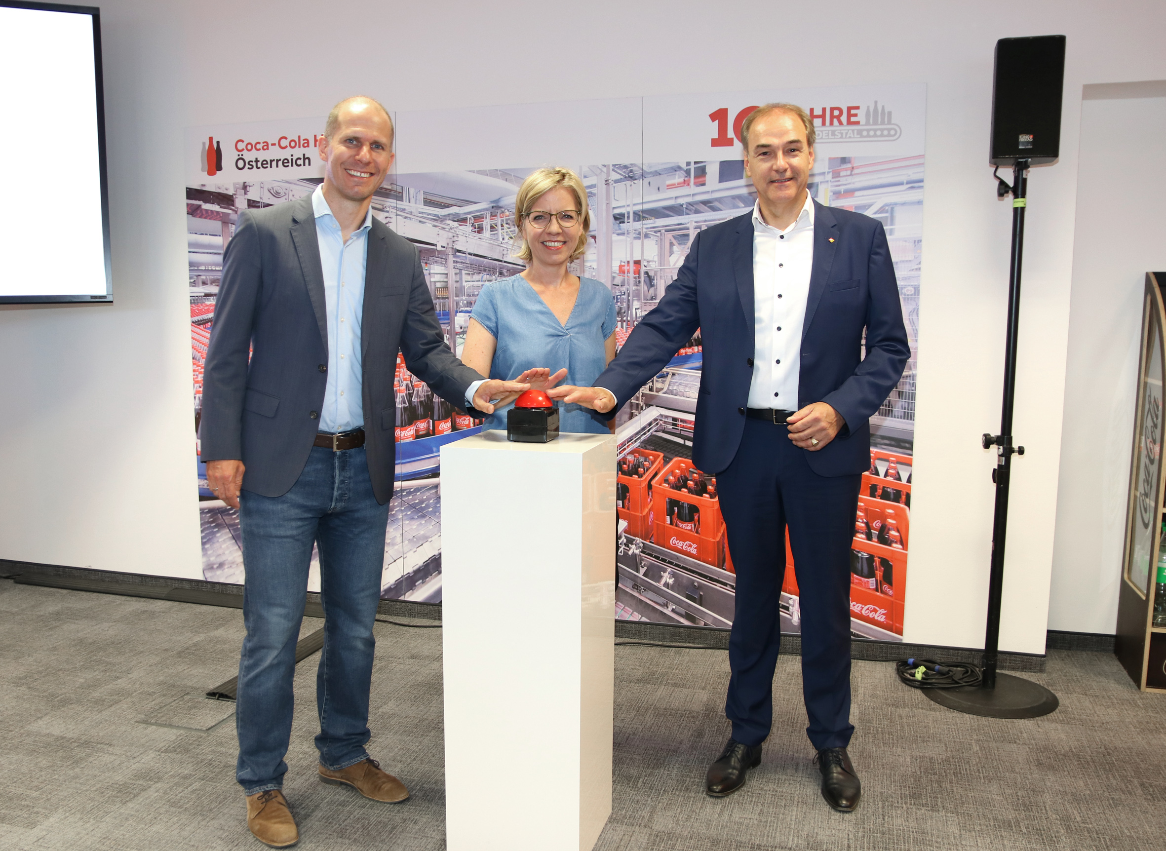 Drückten den Startknopf für die Inbetriebnahme der neuen Mehrwegglaslinie: v.l. Herbert Bauer, General Manager Coca-Cola HBC Österreich, BM Leonore Gewessler, LR Leonhard Schneemann