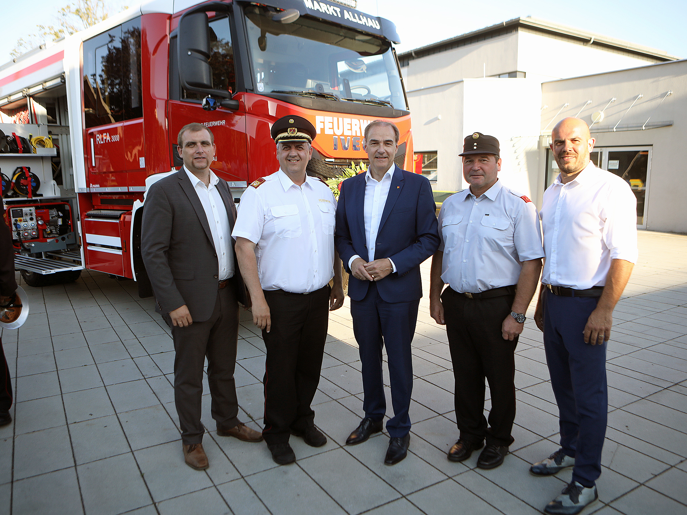 Landesrat Dr. Leonhard Schneemann (Mitte) mit Markt Allhaus Bürgermeister Joachim Raser (r.) und Vizebürgermeister Christoph Kovacs (l.) sowie Landesfeuerwehrkommandant-Stellvertreter LBDS Martin Reidl (2.v.l.) und Markt Allhaus Feuerwehr-Kommandant HBI Johann Herbert Binder (2.v.r.).