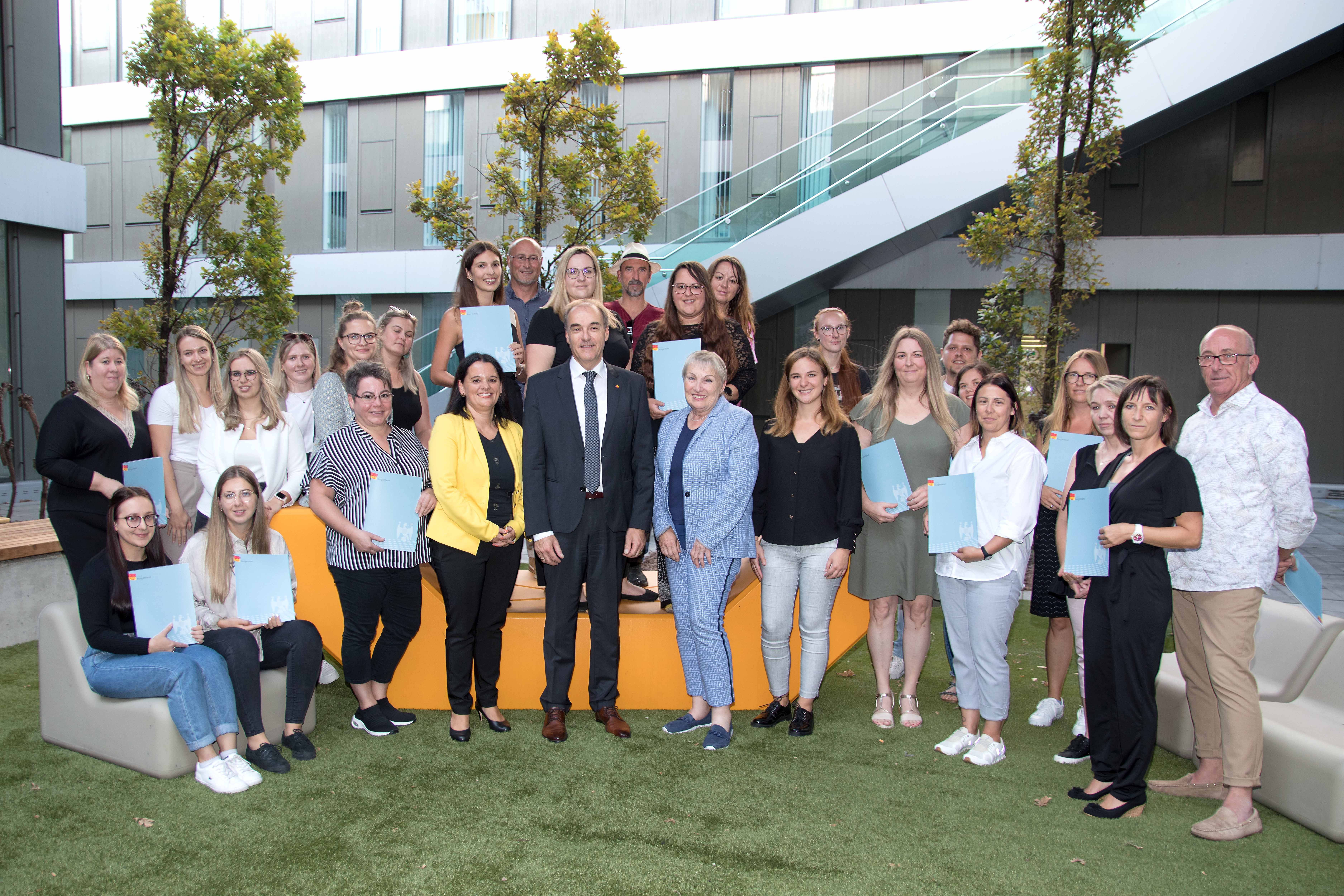 LR Dr. Leonhard Schneemann (Bildmitte), Akademie Burgenland-Geschäftsführerin Mag.a (FH) Bettina Frank (gelber Blazer), Vortragende Dr. Belinda Mikosz (re.v.LR Schneemann) und Natalie Moser, MA (Lehrgangsleiterin Akademie Burgenland, 2.re.v. LR Schneemann) mit LehrgangsabsolventInnen – einige konnten bei der Überreichung nicht persönlich anwesend sein