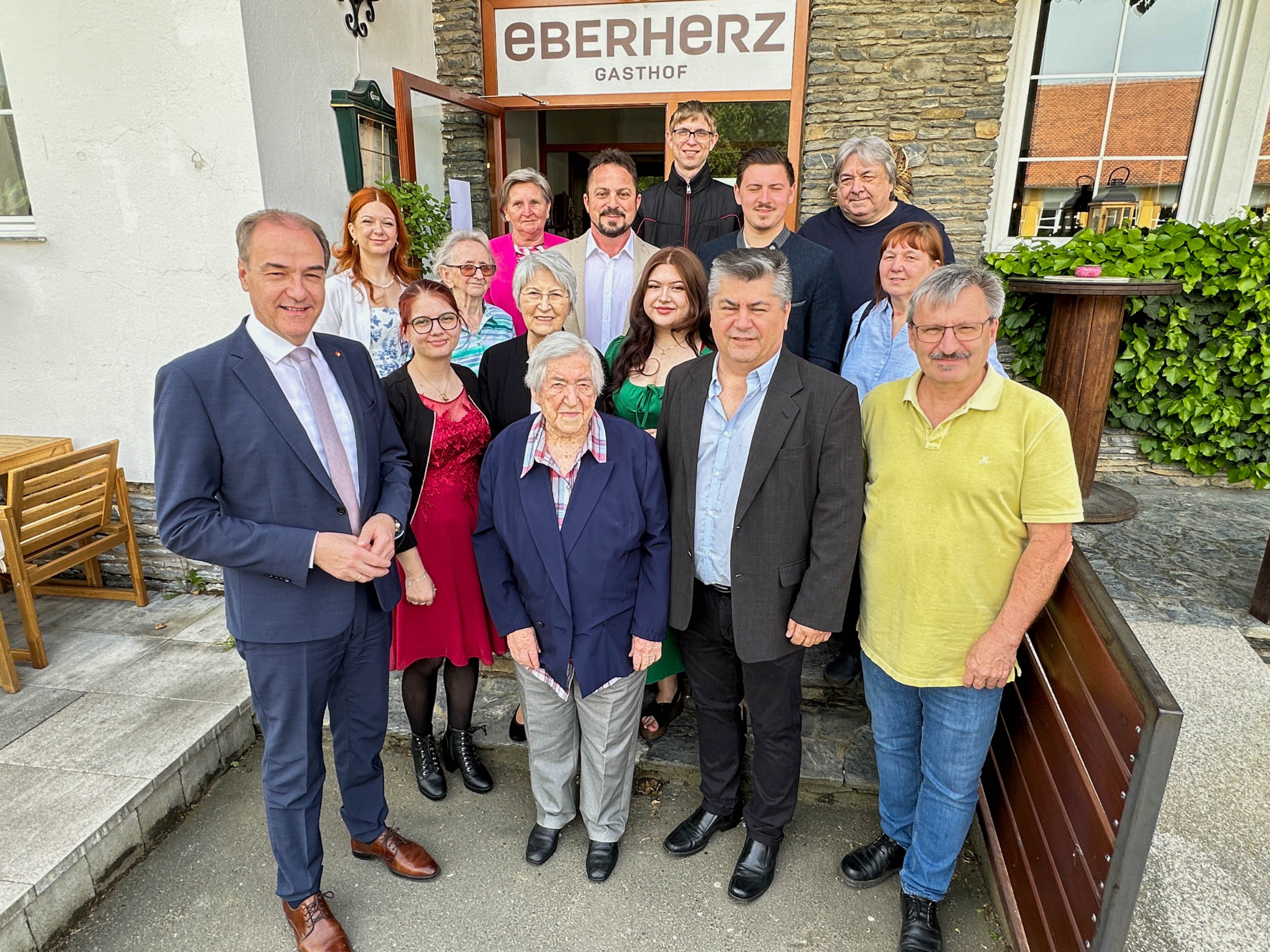 Geburtstagskind Maria Tamandl mit Landesrat Dr. Leonhard Schneemann, Bürgermeister Franz Pelzmann und Gemeindekassier Christian Gurdet im Kreis ihrer Familie und Freunden bei der Geburtstagsfeier im Gasthof Eberherz in Stegersbach