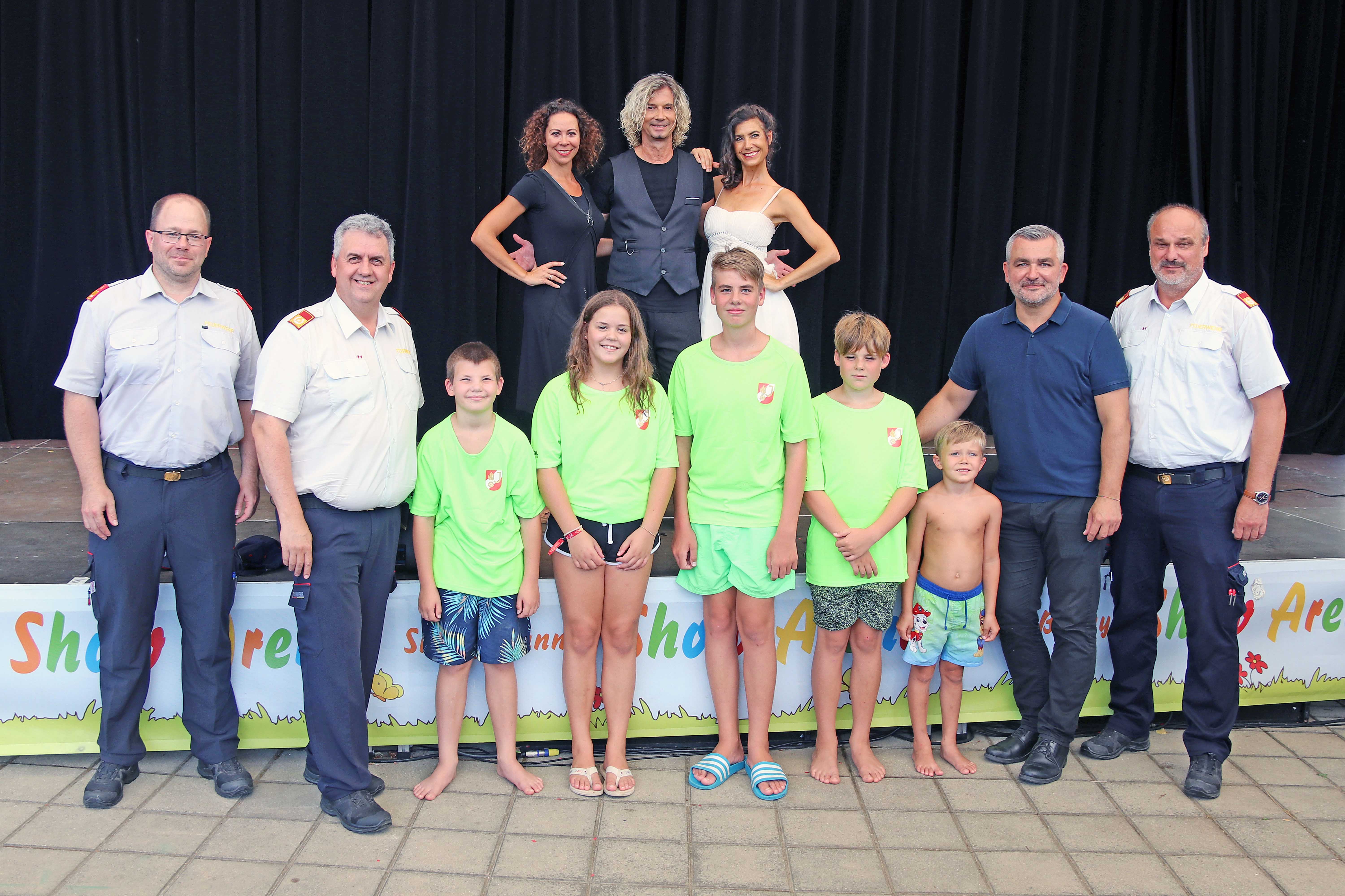 BR Markus Wessely (Bgld. Landesfeuerwehrverband, Abteilungsleiter „Organisation und Verwaltung), LBDS Martin Raidl (2. Landesfeuerwehrkommandant-Stellvertreter), Landesrat Heinrich Dorner und LPD Franz Kropf (Landesfeuerwehr­Kommandant) mit Sven Alexiuss & seinem Team und den „Heroes“ von der Feuerwehrjugend Lackenbach