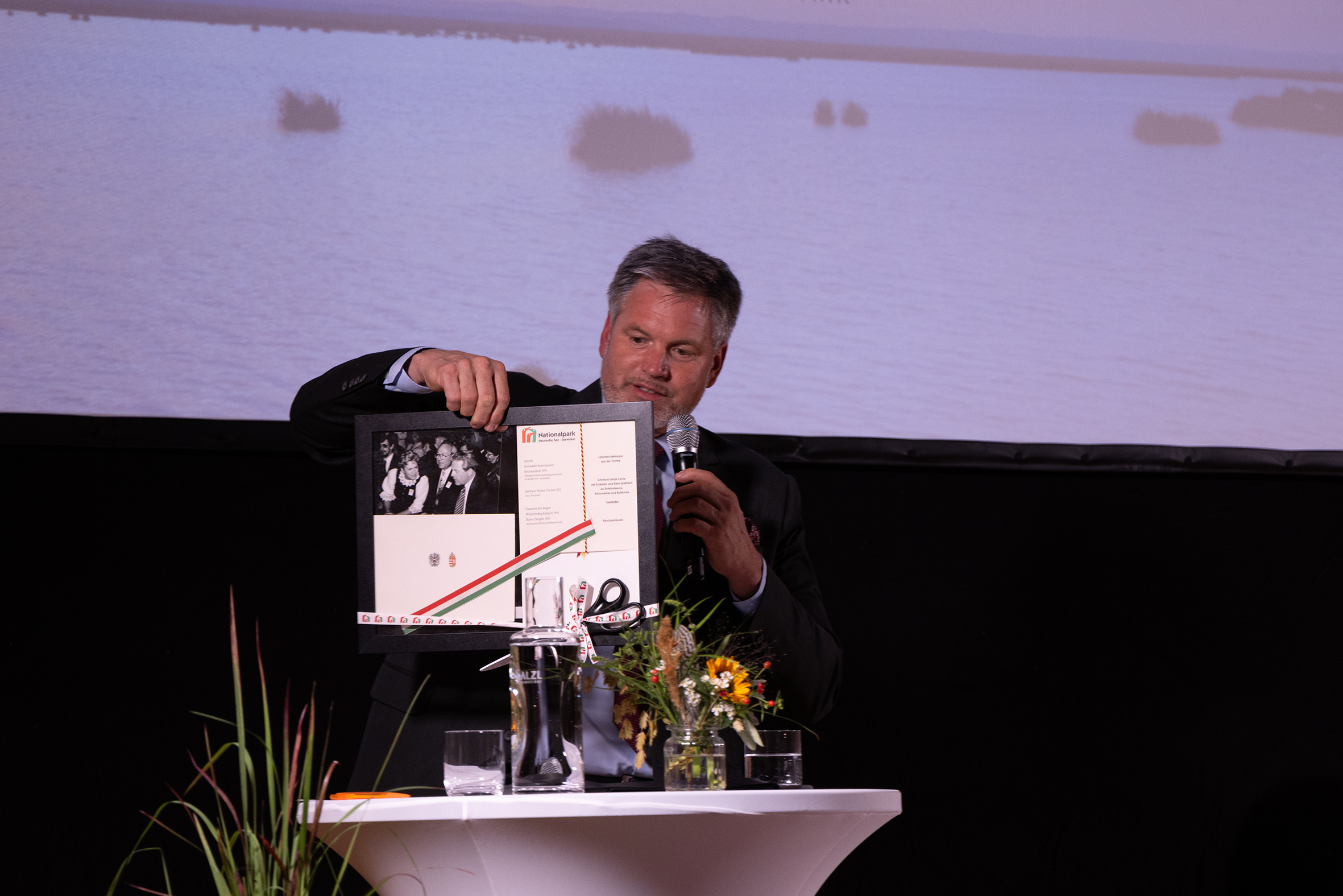 Der Direktor des Nationalparks Neusiedler See – Seewinkel, Johannes Ehrenfeldner, blickte in seiner Rede auf die Entstehung des grenzüberschreitenden Nationalparks zurück.