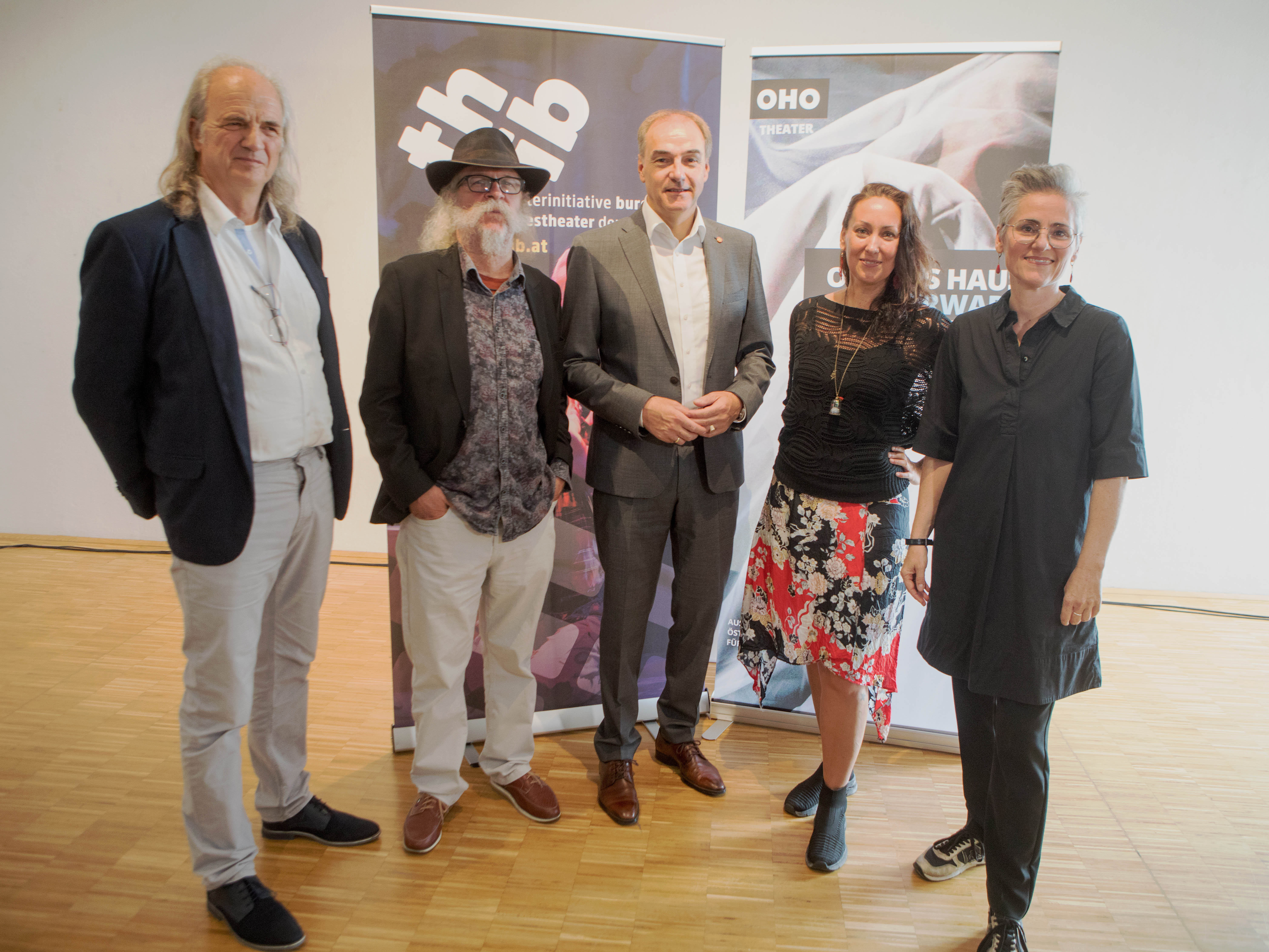 Alfred Masal, Peter Wagner, Landesrat Leonhard Schneemann, Nora Demattio und Eveline Rabold (v.l.) präsentierten das neue Programm im Offenen Haus Oberwart.