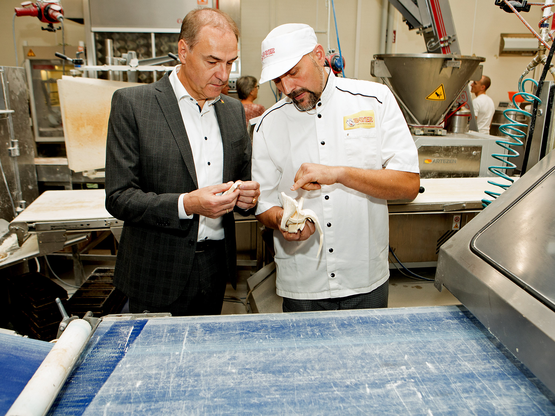 Bäckermeister Heinz Bayer im Gespräch mit Landesrat Dr. Leonhard Schneemann.