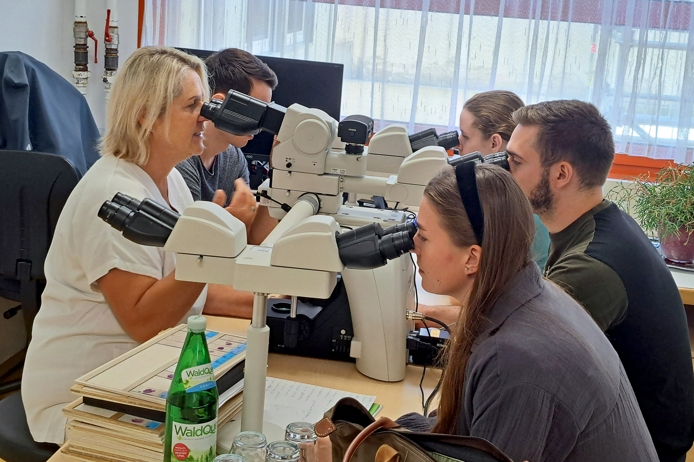 Primaria Dr. Evelyn Gräf von der Abteilung für Klinische Pathologie und Mikrobiologie mit Studierenden der Summer School 2024 der Gesundheit Burgenland (Symbolfoto)
