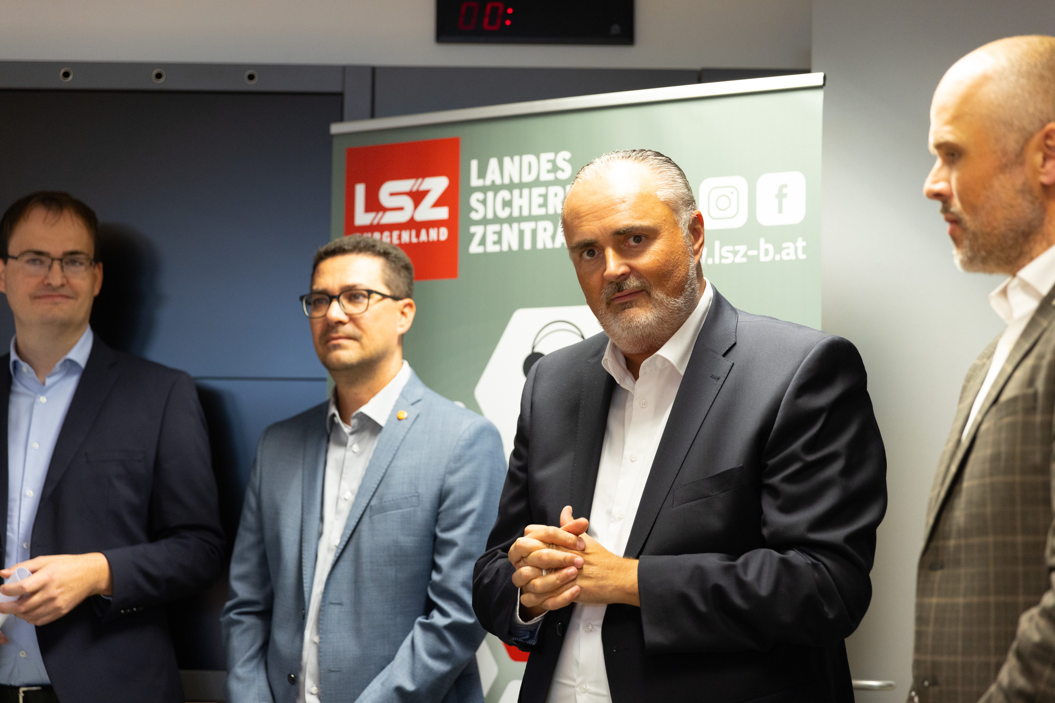 Landeshauptmann Hans Peter Doskozil mit LSZ-Dienstellenleiter Ing. Markus Halwax, MBA (1.v.r.) und LSZ-Technikleiter Nikolaus Tittler, MBA (l.)