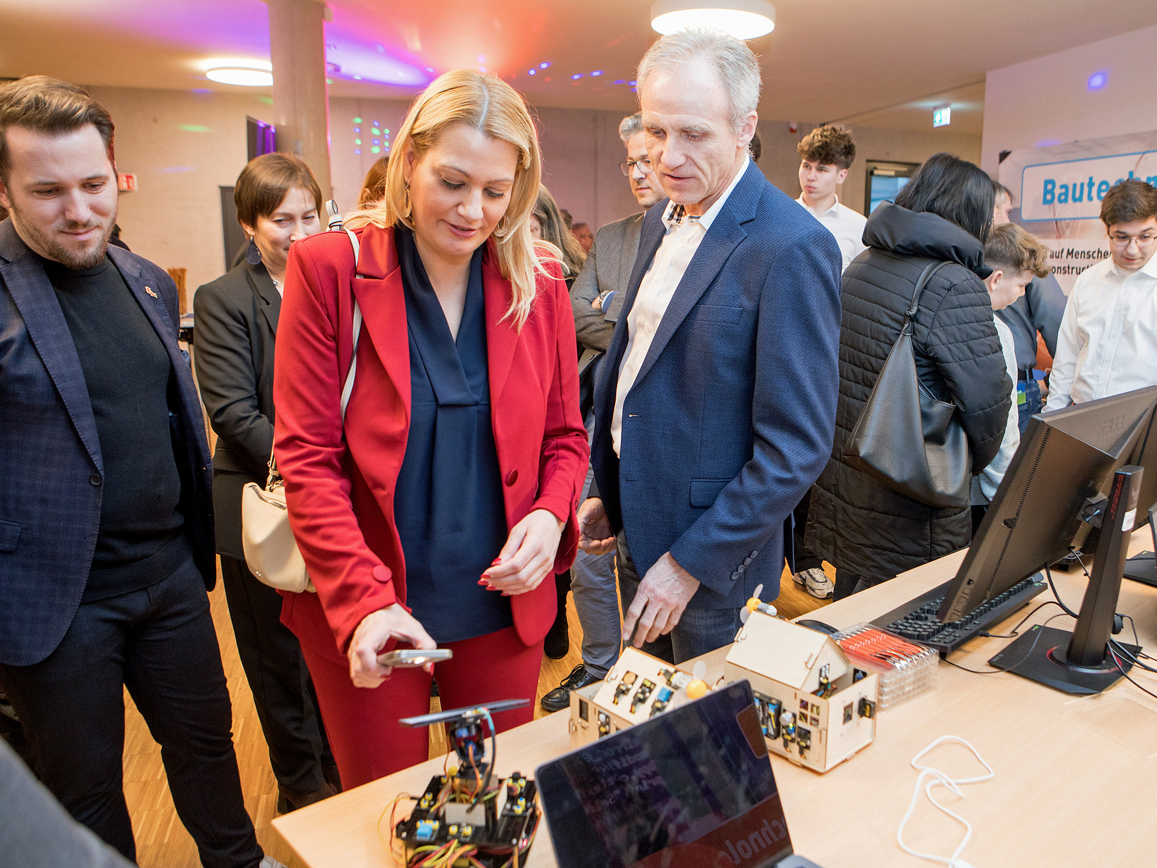 AV Prof. Mag. Thomas Gabriel, BSc mit Bildungslandesrätin Mag.a (FH) Daniela Winkler in der HTL Pinkafeld.