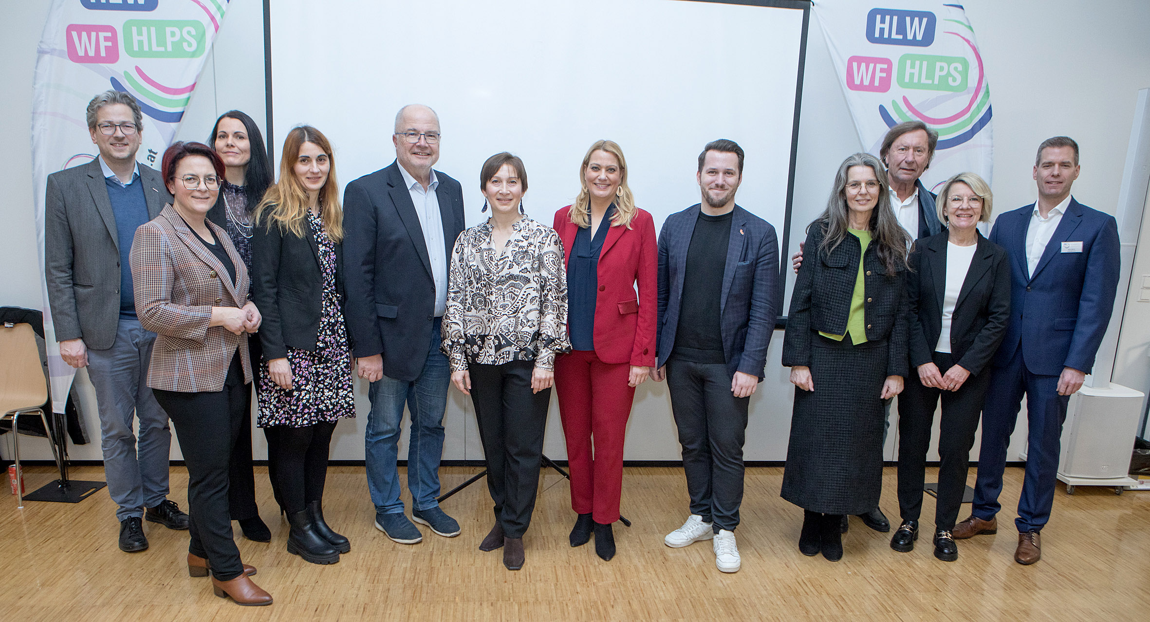 Bildungslandesrätin Mag.a (FH) Daniela Winkler (6.v.r.) mit HLW/HLPS/WF Pinkafeld-Direktorin Mag.a Karin Wagner (6.v.l.) sowie weiteren Lehrerinnen und Lehrern der HLW und HTL Pinkafeld im Zuge der Langen Nacht der Bildung in der HLW/HLPS/WF Pinkafeld.