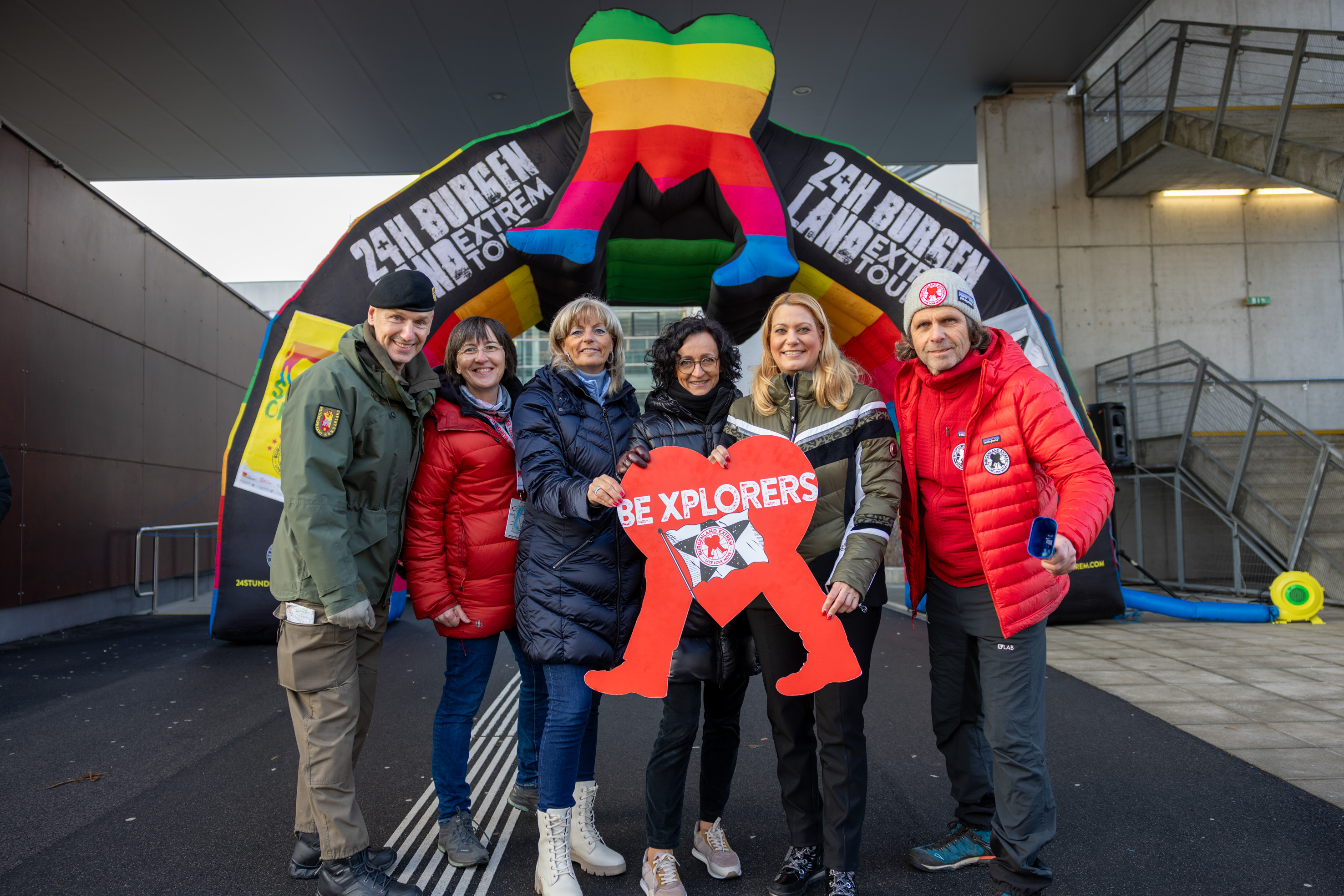 Bildungslandesrätin Daniela Winkler (2.v.r.) besuchte die „School of Walk“ und „Walky“ im Rahmen der Burgenland Extrem Tour 2025.