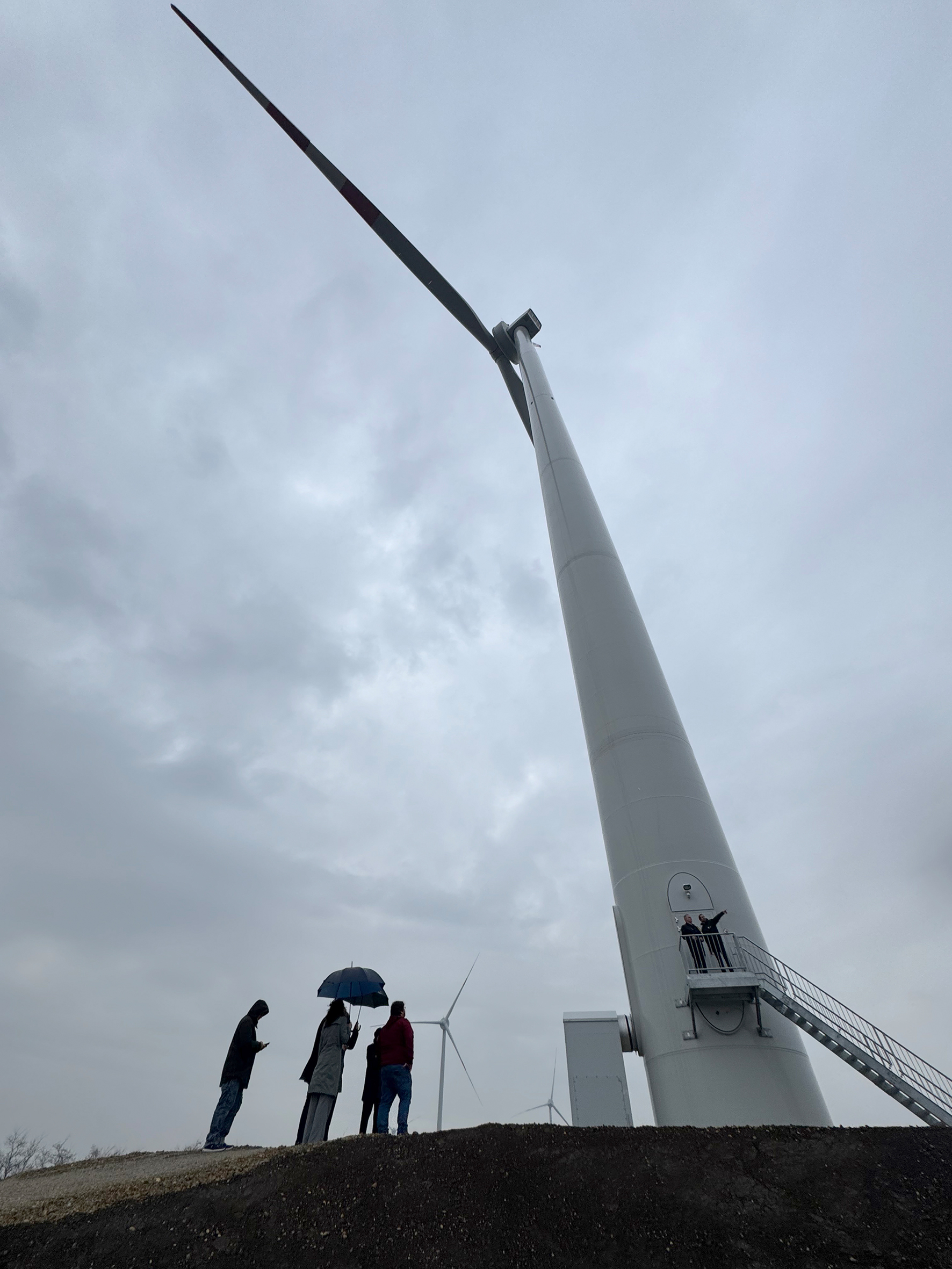 Landesrätin Daniela Winkler besichtigte mit dem slowenischen Nationalratspräsident Marko Lotrič und Stephan Sharma, CEO der Burgenland Energie den Windpark Weiden – Repowering