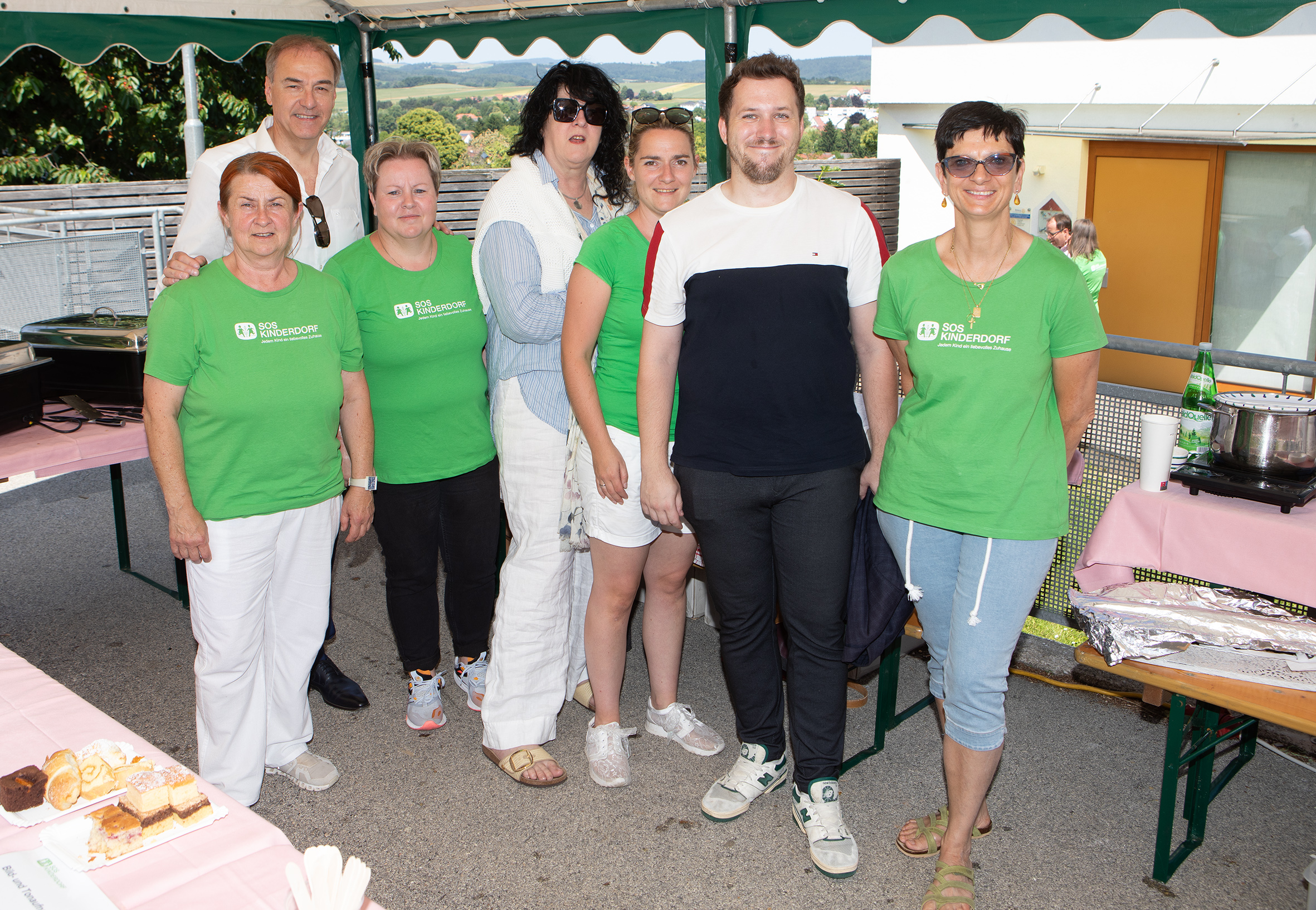 Landesrat Leonhard Schneemann besuchte auch die Stände beim SOS Kinderdorf-Dorffest in Pinkafeld.