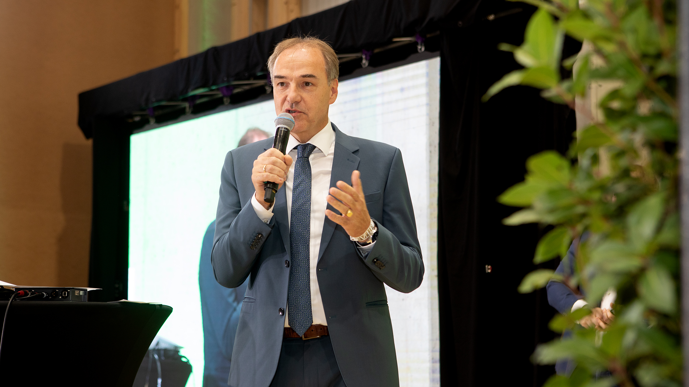 Wirtschaftslandesrat Dr. Leonhard Schneemann bei seiner Festansprache.