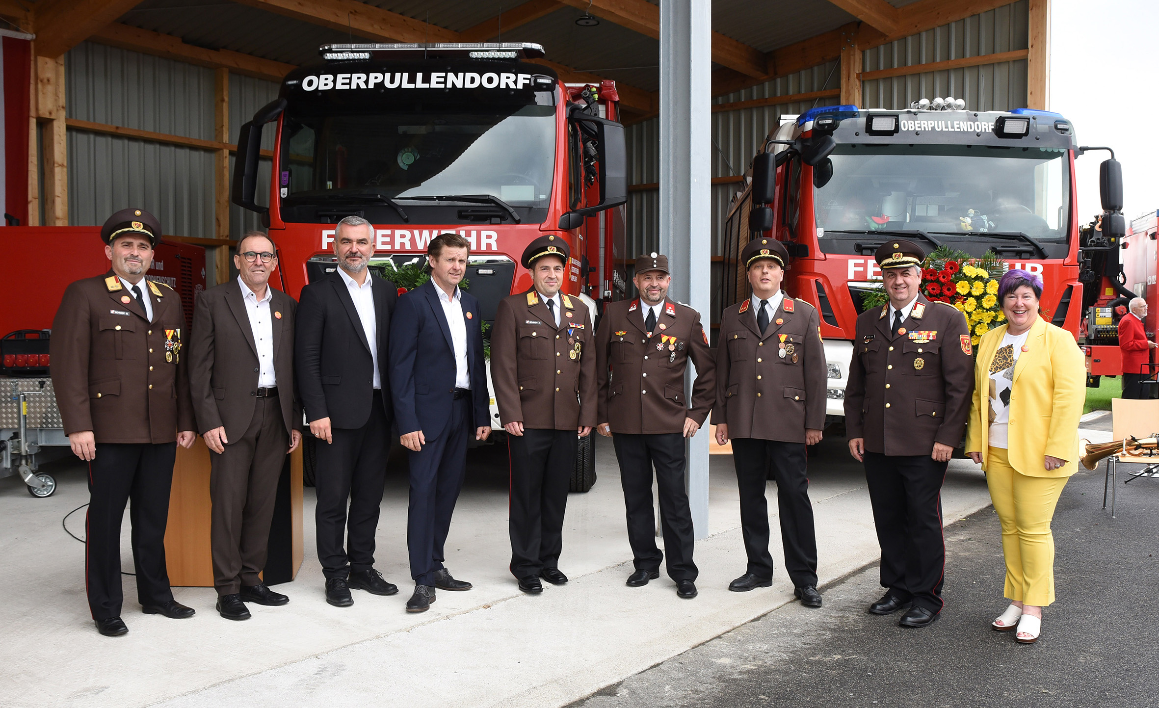 (v.l.) Bezirksfeuerwehrkommandant-Stv. Gerald Schmidt, 1. Vizebürgermeister Nikolaus Dominkovits, Landesrat Heinrich Dorner, Bürgermeister Johann Heisz, Bezirksstützpunktfeuerwehrkommandant Andreas Schmidt, Stadtrat Thomas Schmidt, Bezirksstützpunktfeuerwehrkommandant-Stv. Harald Stinakovits, Bezirksfeuerwehrkommandant LBDS Martin Reidl und 2. Vizebürgermeisterin Christina Köppel mit neuen Fahrzeugen und Geräten der Bezirksstützpunktfeuerwehr Oberpullendorf.