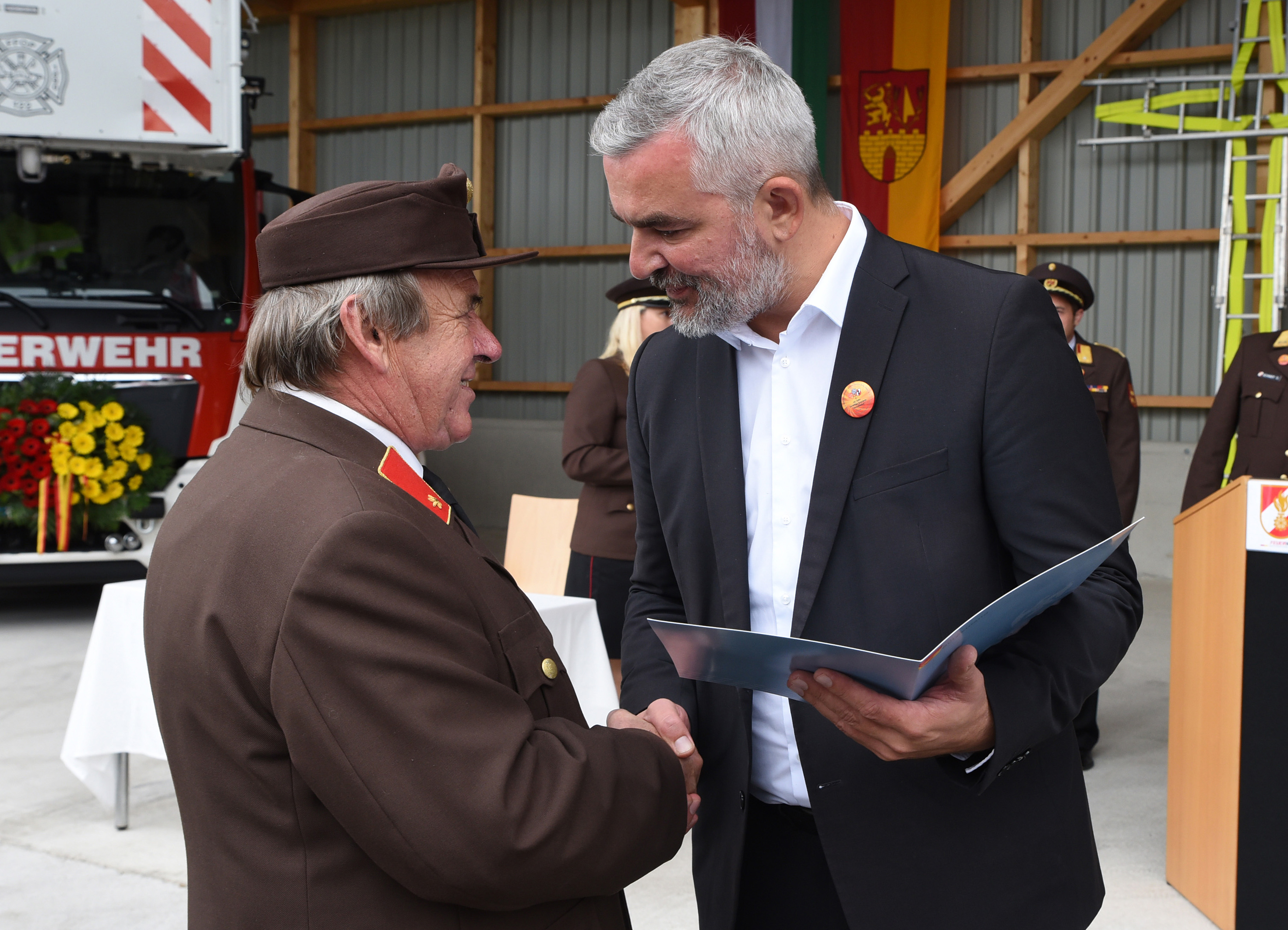 Landesrat Heinrich Dorner gratuliert Brandinspektor Günter Gulner, der für seine 50-jährige Tätigkeit bei der Feuerwehr mit der Ehrenmedaille des Landes Burgenland ausgezeichnet wurde.